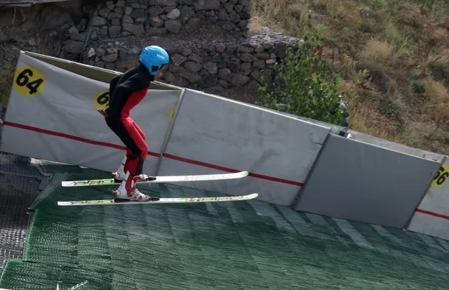 Erzurum'da Gençler Kayakla Atlama Sporunda Geleceğe Hazırlanıyor