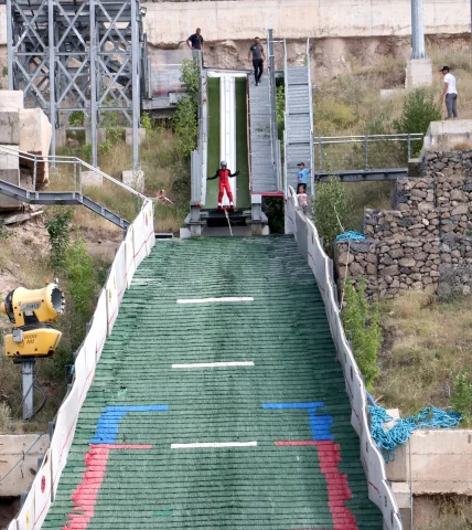 Erzurum'da Gençler Kayakla Atlama Sporunda Geleceğe Hazırlanıyor