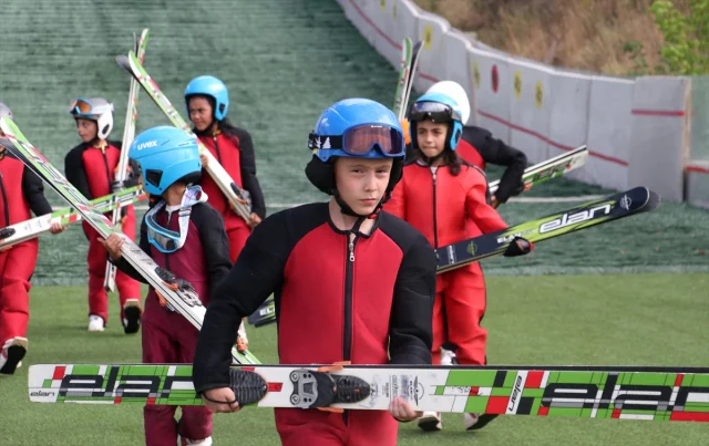 Erzurum'da Gençler Kayakla Atlama Sporunda Geleceğe Hazırlanıyor