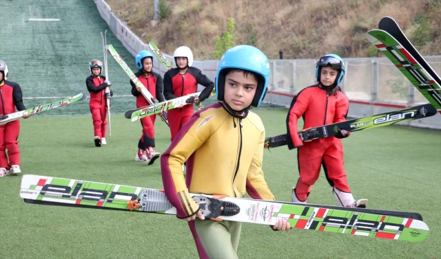 Erzurum'da Gençler Kayakla Atlama Sporunda Geleceğe Hazırlanıyor
