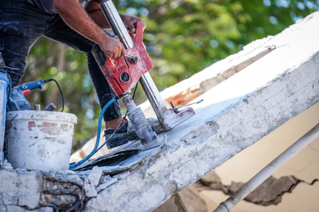 Balıkesir Depreminde Yıkılan Binanın Enkazında Detaylı İnceleme Yapıldı