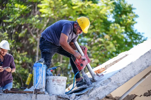 Balıkesir Depreminde Yıkılan Binanın Enkazında Detaylı İnceleme Yapıldı