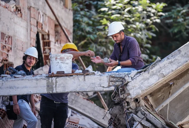 Balıkesir Depreminde Yıkılan Binanın Enkazında Detaylı İnceleme Yapıldı