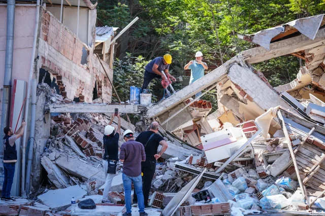 Balıkesir Depreminde Yıkılan Binanın Enkazında Detaylı İnceleme Yapıldı