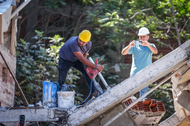Balıkesir Depreminde Yıkılan Binanın Enkazında Detaylı İnceleme Yapıldı