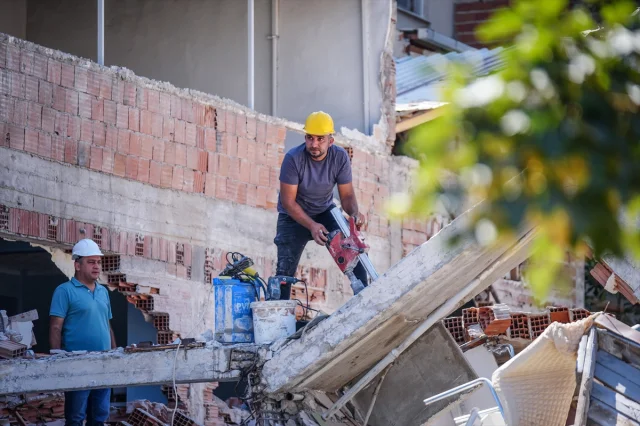 Balıkesir Depreminde Yıkılan Binanın Enkazında Detaylı İnceleme Yapıldı