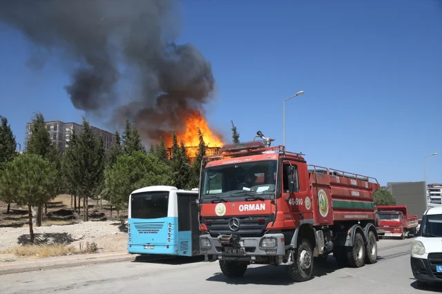 Kahramanmaraş'ta Yangın: İtfaiye ve İnşaat Firmaları Ortak Müdahale Ediyor