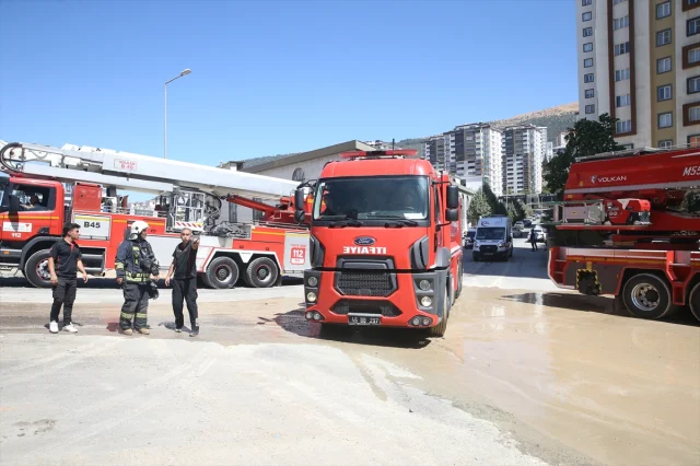 Kahramanmaraş'ta Yangın: İtfaiye ve İnşaat Firmaları Ortak Müdahale Ediyor