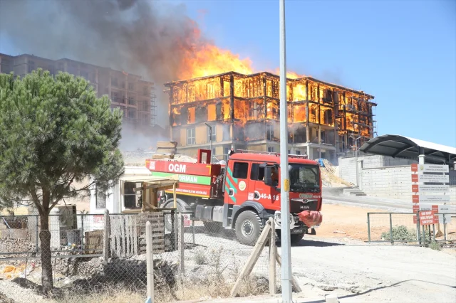 Kahramanmaraş'ta Yangın: İtfaiye ve İnşaat Firmaları Ortak Müdahale Ediyor