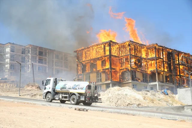 Kahramanmaraş'ta Yangın: İtfaiye ve İnşaat Firmaları Ortak Müdahale Ediyor