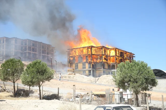 Kahramanmaraş'ta Yangın: İtfaiye ve İnşaat Firmaları Ortak Müdahale Ediyor