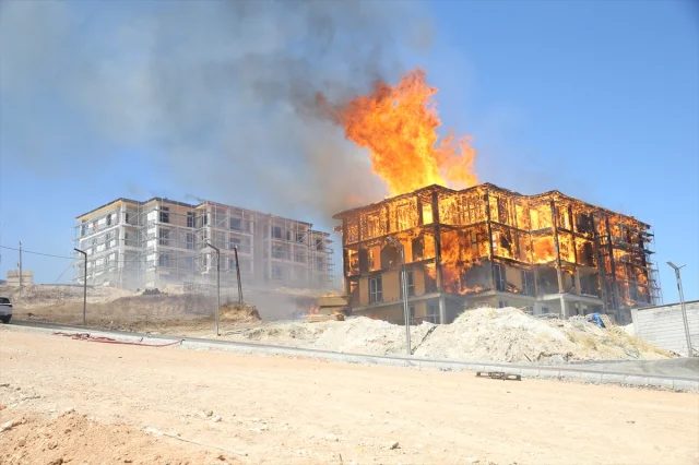 Kahramanmaraş'ta Yangın: İtfaiye ve İnşaat Firmaları Ortak Müdahale Ediyor