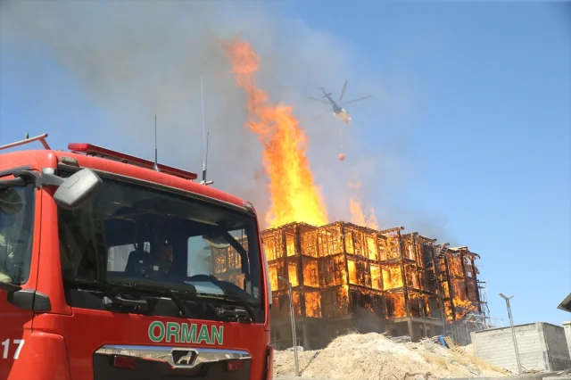 Kahramanmaraş'ta Yangın: İtfaiye ve İnşaat Firmaları Ortak Müdahale Ediyor