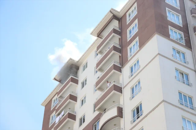 Kayseri'de 14 Katlı Apartmanda Yangın Paniği