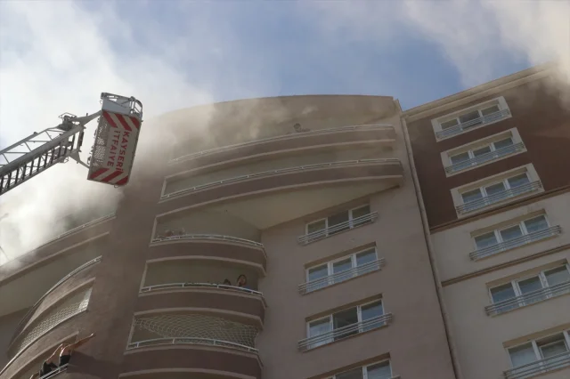 Kayseri'de 14 Katlı Apartmanda Yangın Paniği