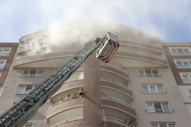 Kayseri'de 14 Katlı Apartmanda Yangın Paniği