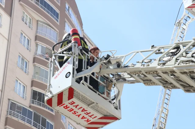 Kayseri'de 14 Katlı Apartmanda Yangın Paniği