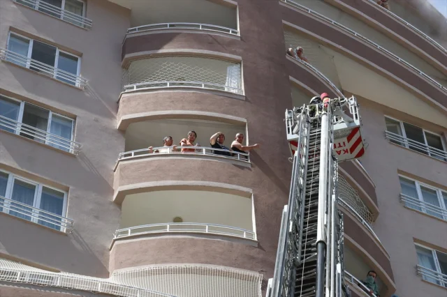 Kayseri'de 14 Katlı Apartmanda Yangın Paniği