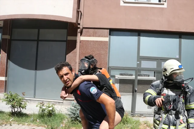 Kayseri'de 14 Katlı Apartmanda Yangın Paniği