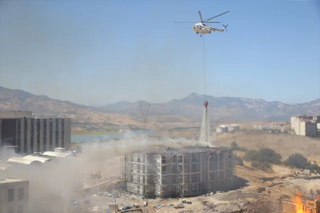 Kahramanmaraş'ta Yangın: İtfaiye ve İnşaat Firmaları Ortak Müdahale Ediyor