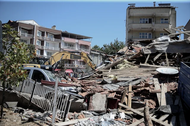 Balıkesir Sındırgı’da Deprem Sonrası Enkaz Kaldırma Çalışmaları Başladı