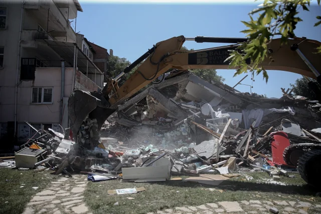 Balıkesir Sındırgı’da Deprem Sonrası Enkaz Kaldırma Çalışmaları Başladı