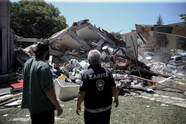 Balıkesir Sındırgı’da Deprem Sonrası Enkaz Kaldırma Çalışmaları Başladı
