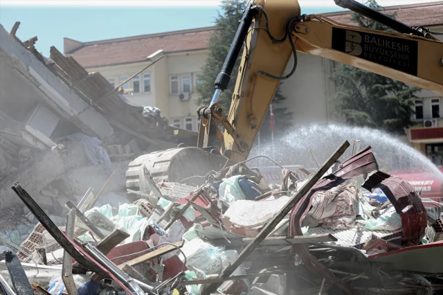 Balıkesir Sındırgı’da Deprem Sonrası Enkaz Kaldırma Çalışmaları Başladı