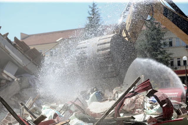 Balıkesir Sındırgı’da Deprem Sonrası Enkaz Kaldırma Çalışmaları Başladı