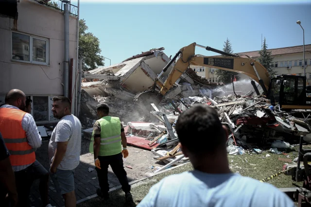 Balıkesir Sındırgı’da Deprem Sonrası Enkaz Kaldırma Çalışmaları Başladı