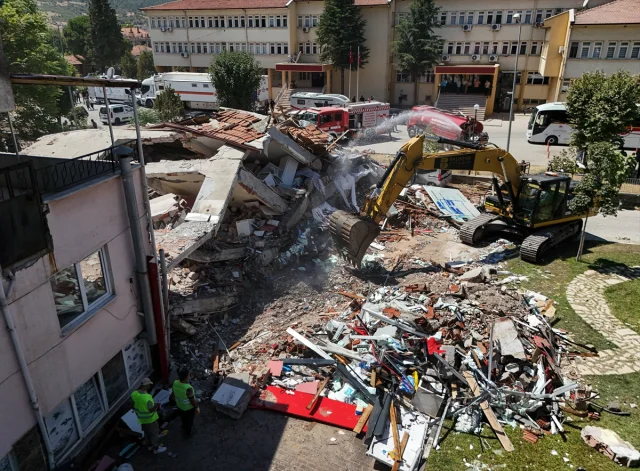 Balıkesir’deki Deprem Sonrası Yıkılan Binada Çalışmalar Başladı