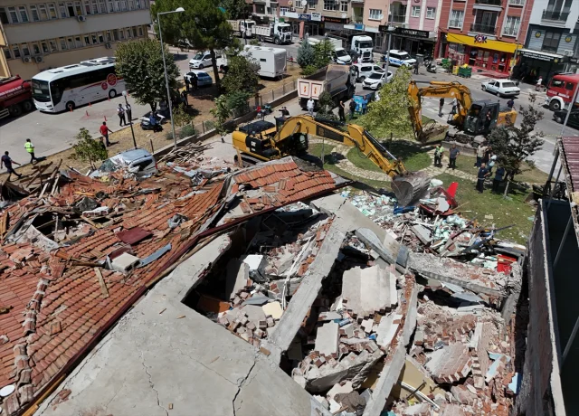 Balıkesir’deki Deprem Sonrası Yıkılan Binada Çalışmalar Başladı