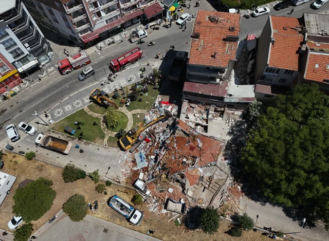 Balıkesir’deki Deprem Sonrası Yıkılan Binada Çalışmalar Başladı