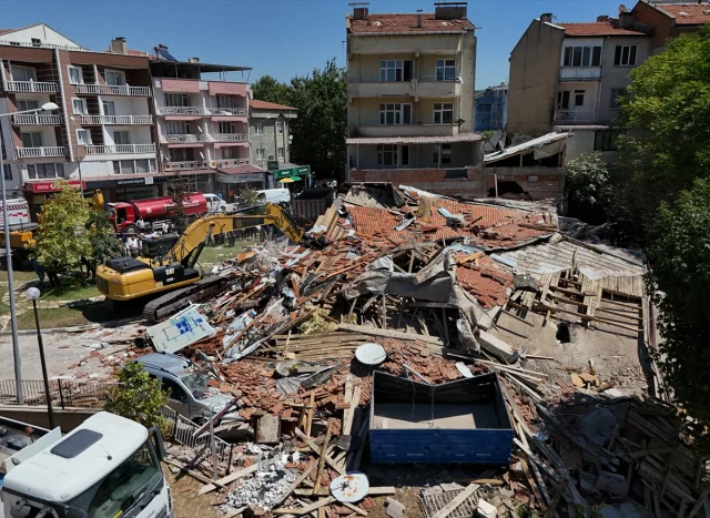 Balıkesir’deki Deprem Sonrası Yıkılan Binada Çalışmalar Başladı