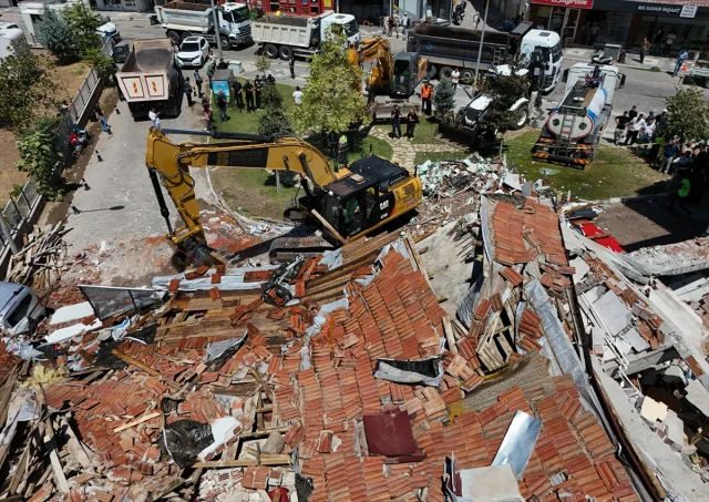Balıkesir’deki Deprem Sonrası Yıkılan Binada Çalışmalar Başladı