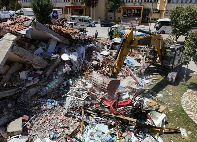 Balıkesir’deki Deprem Sonrası Yıkılan Binada Çalışmalar Başladı