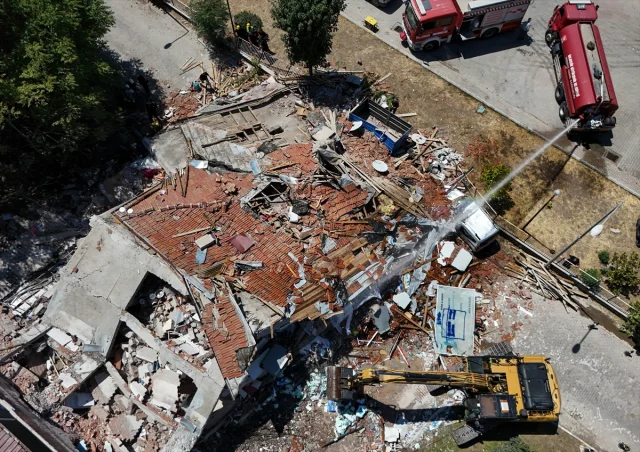 Balıkesir’deki Deprem Sonrası Yıkılan Binada Çalışmalar Başladı