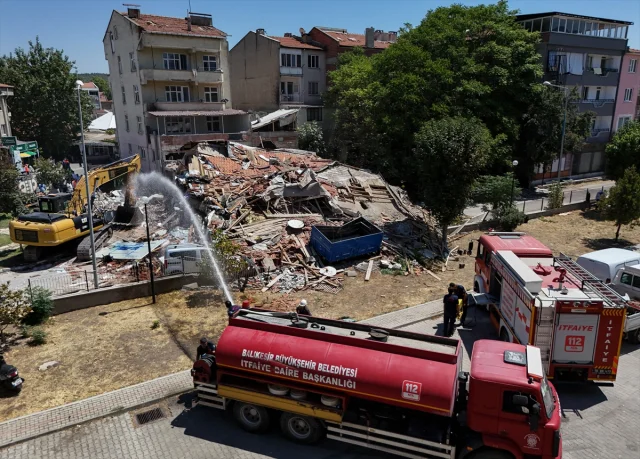 Balıkesir’deki Deprem Sonrası Yıkılan Binada Çalışmalar Başladı