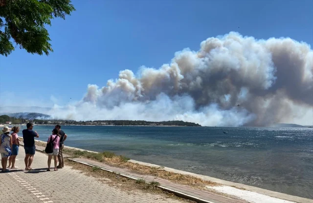 Çanakkale'de Orman Yangını Mücadelesi Devam Ediyor