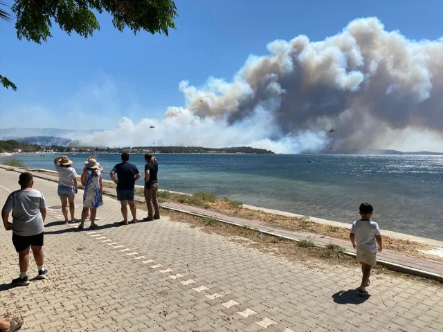 Çanakkale'de Orman Yangını Mücadelesi Devam Ediyor