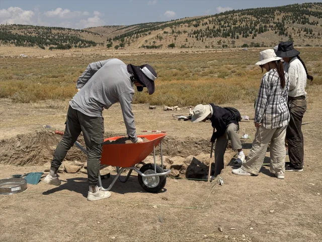 Üçhöyük'te Japon Arkeologlar Geçmişin İzlerini Sürüyor