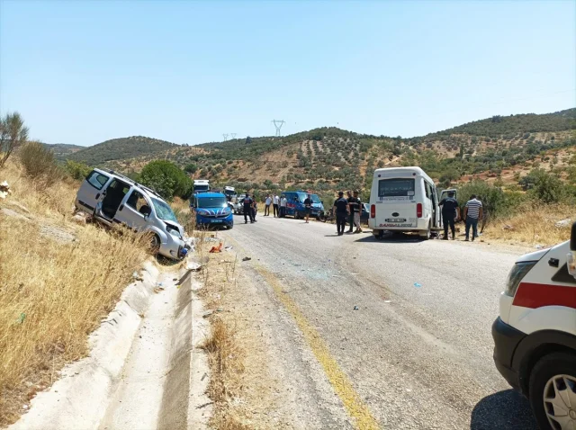 Aydın'da Çarpışan Araçlar: Tarım İşçisi Taşıyan Minibüs Kaza...