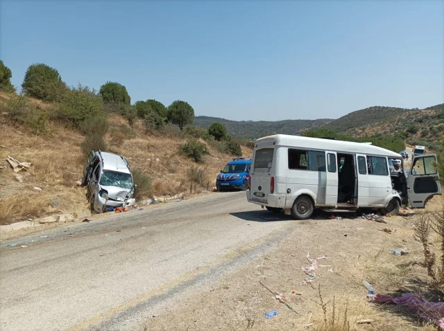 Aydın'da Çarpışan Araçlar: Tarım İşçisi Taşıyan Minibüs Kazası