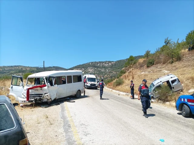 Aydın'da Çarpışan Araçlar: Tarım İşçisi Taşıyan Minibüs Kazası
