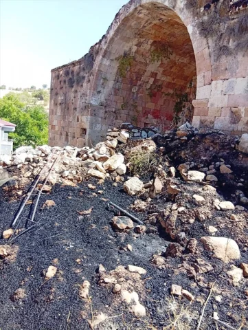 Elazığ'da Tarihi Kervansaray Yangın Tehlikesiyle Yüzleşti