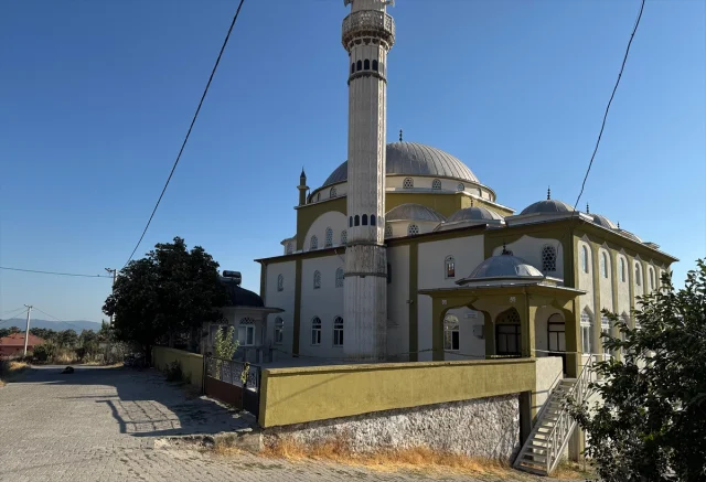 Manisa'da Cami Faciası: Mihrapta Düşen Taç Can Aldı