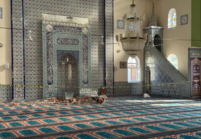 Manisa'da Cami Faciası: Mihrapta Düşen Taç Can Aldı