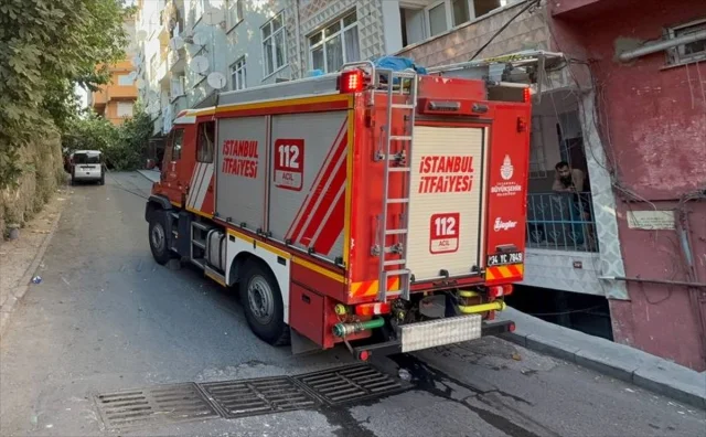 Beyoğlu'nda Devrilen Ağaçlar Park Halindeki Araçlara Zarar Verdi
