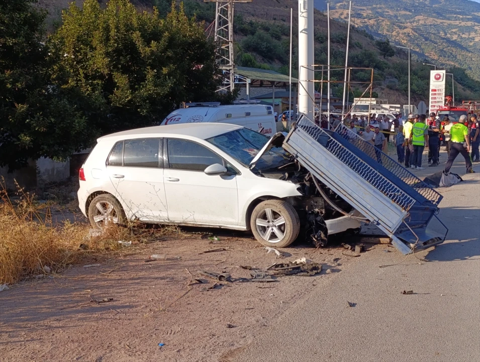 Amasya'da Trafik Kazası Felaketi: Otomobil Tarım Aracına Çarptı, 2 Kişi Hayatını Kaybetti