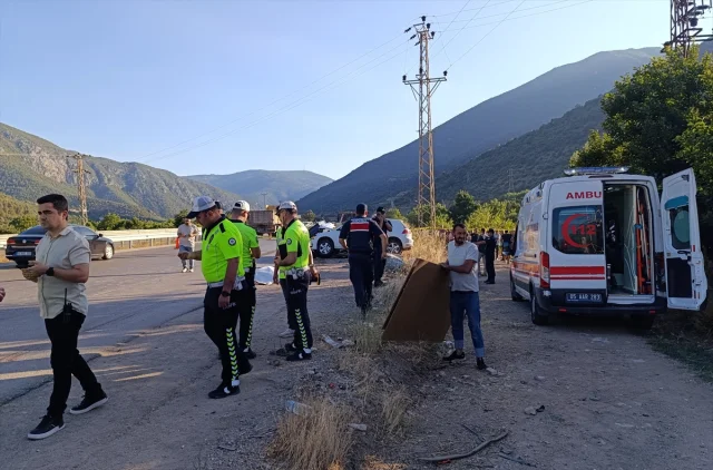 Amasya'da Trafik Kazası Felaketi: Otomobil Tarım Aracına Çarptı, 2 Kişi Hayatını Kaybetti